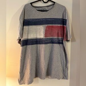 Tommy Hilfiger Men's Tee in Gray with Red and Blue Accents loose fit Large